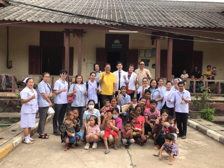 ทีมมูลนิธิตะวันฉายฯ และศูนย์การดูแลผู้ป่วยปากแหว่งเพดานโหว่ฯ มอบรอยยิ้มให้กับผู้ป่วยในแขวงคำม่วน สาธารณรัฐประชาธิปไตยประชาชนลาว